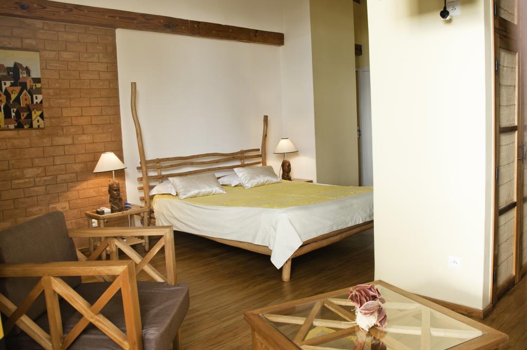 Hotel Restaurant Le Combava Antananarivo Habitación foto